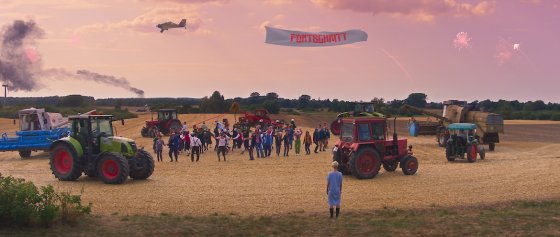 Rote Sterne überm Feld
